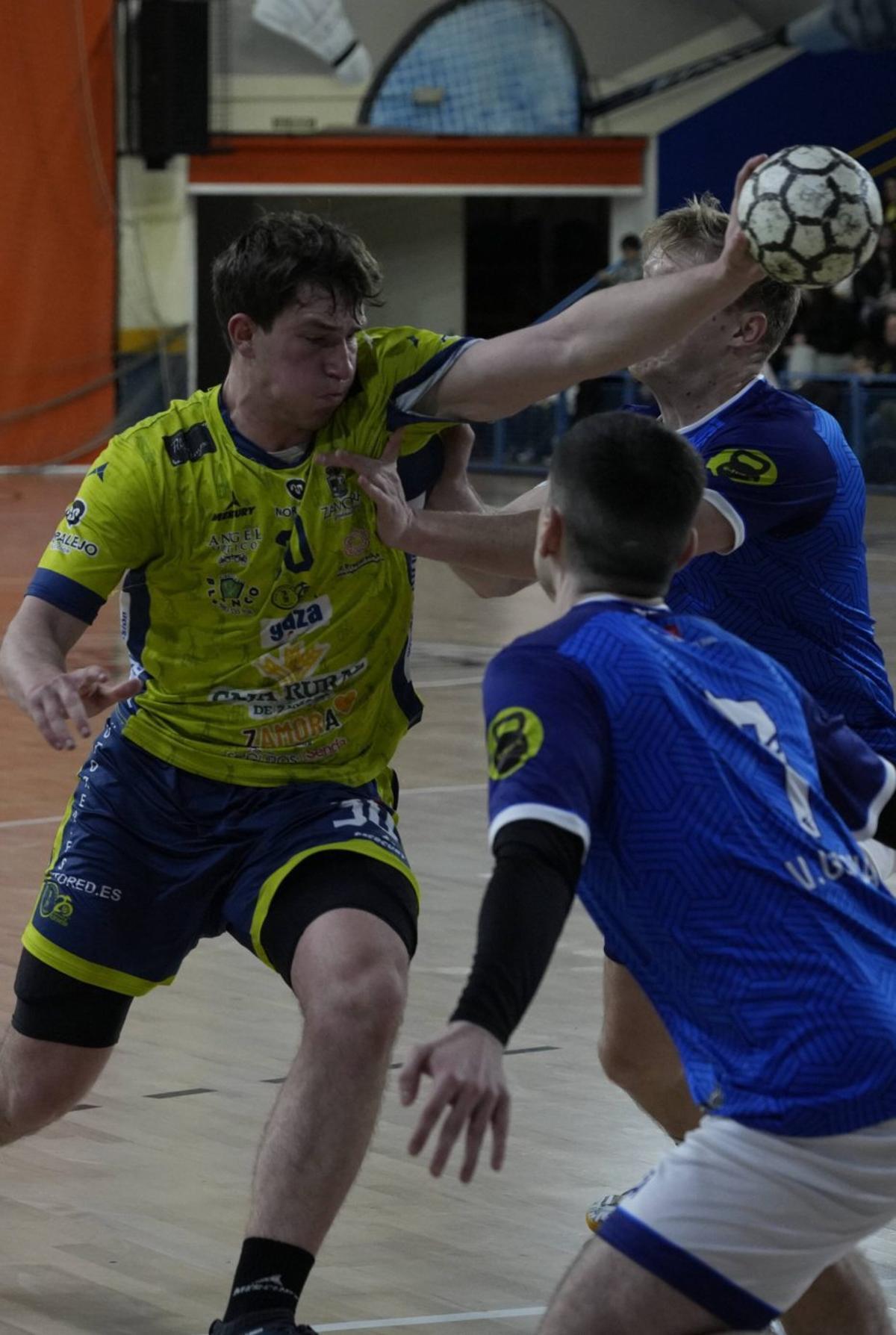 Una jugada de ataque del BMZ en un partido reciente. | JOSÉ LUIS FERNÁNDEZ