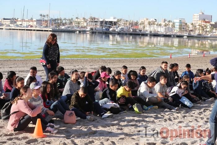 Un 'SOS' gigante para el Mar Menor formado por escolares en Villananitos