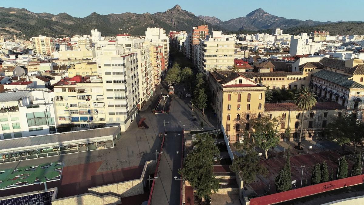 Vista aérea de la pasarela sobre el río Serpis en el paseo de les Germanies en Gandia, en una imagen de archivo.