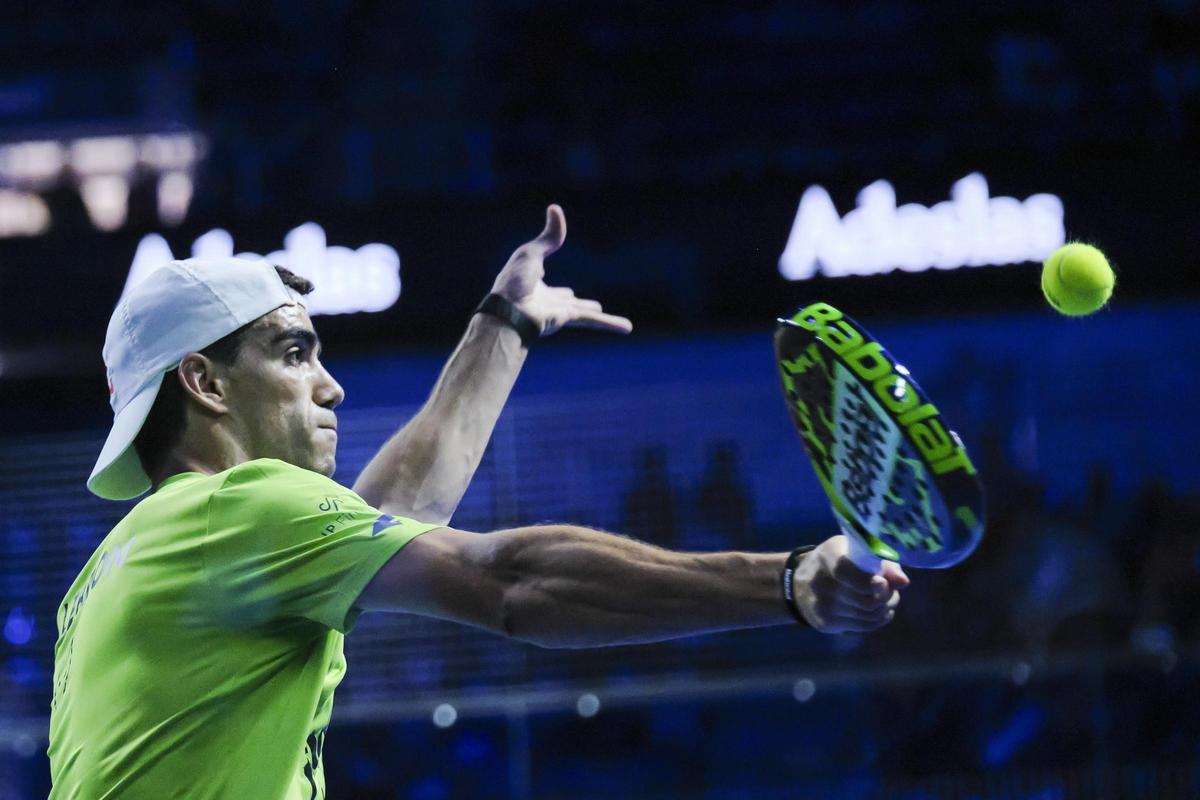 El jugador español Juan Lebrón durante la final del Andalucia Premiere Pádel que disputan este domingo en el Palacio de los Deportes Martin Carpena de Málaga.