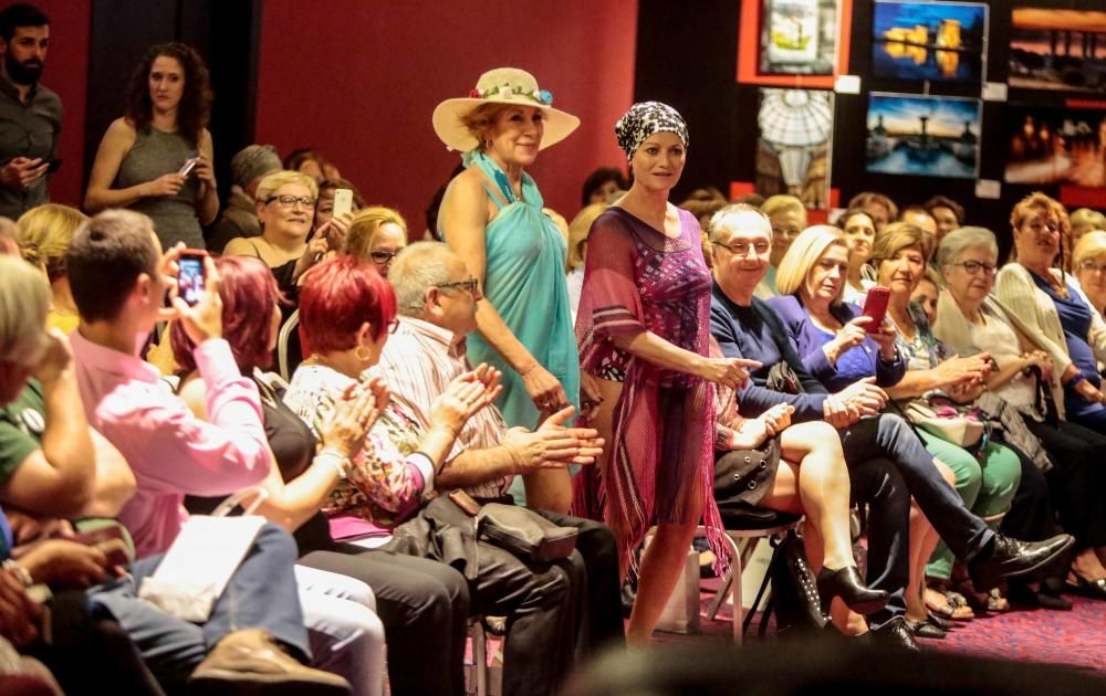 Lleno en el desfile benéfico en beneficio de las mujeres con cáncer de mama