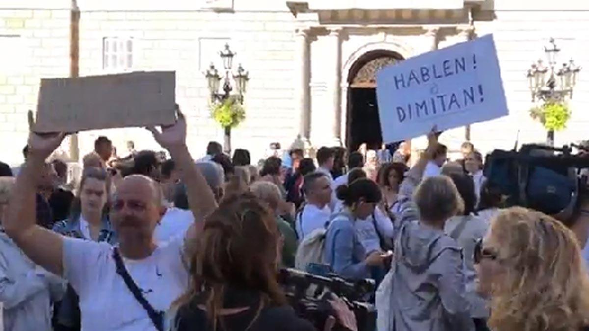 Concentración de 'Hablemos', en la plaza de Sant Jaume.