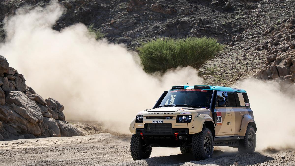 Los franceses Stéphane Peterhansel y Michael Metge, a bordo del Defender de la clase Stock en el Dakar
