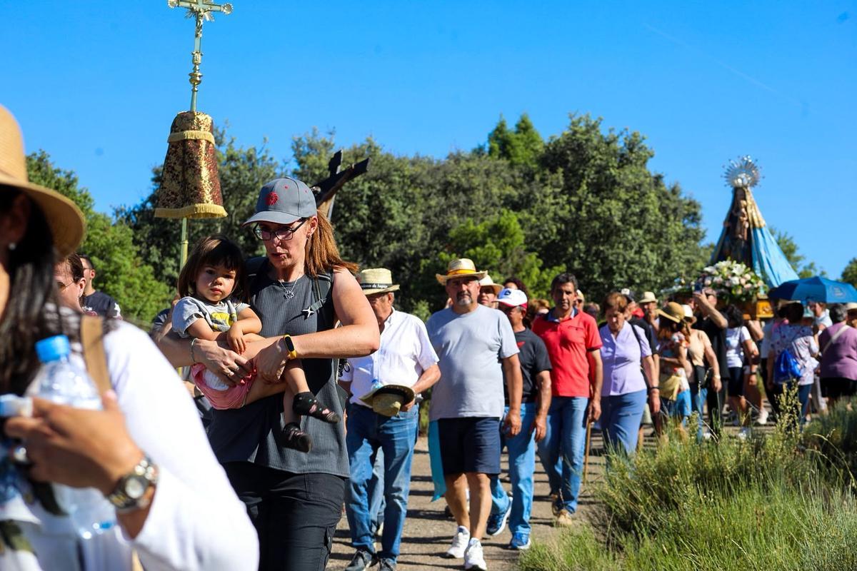 Los pendones de Fariza custodian a la Virgen del Castillo en la vuelta a su morada