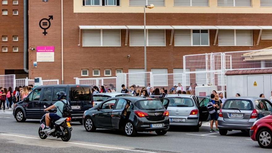 El PSOE propone crear zonas de aparcamiento limitado en los colegios de Benidorm