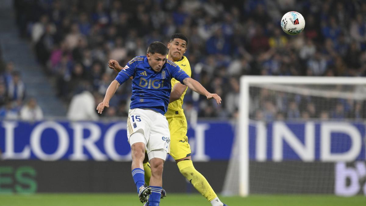Thiago Fernández cabecea un balón ante Santiago Mouriño.