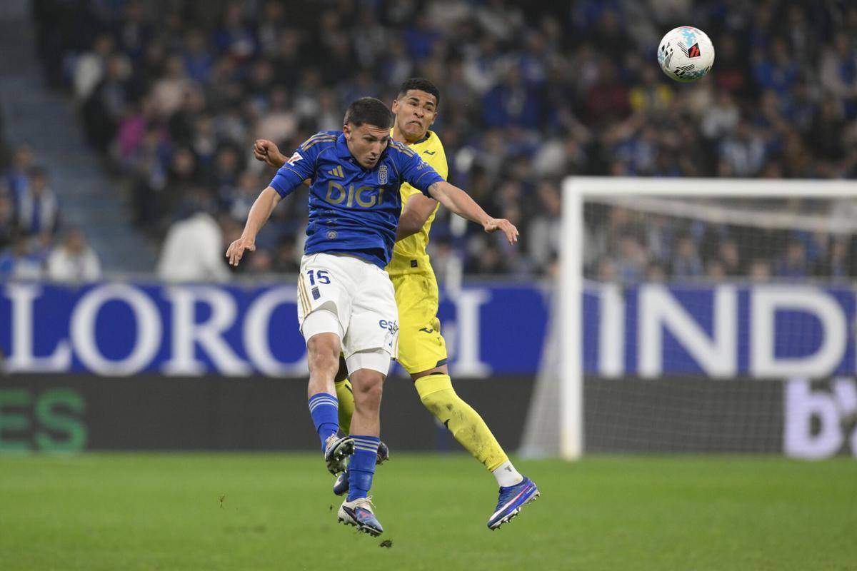 Thiago Fernández cabecea un balón ante Santiago Mouriño.
