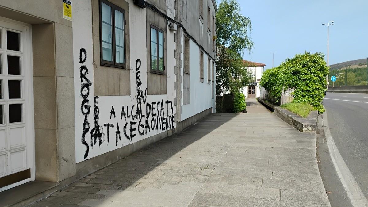 Imagen de la pintada aparecida el pasado viernes en el barrio de Sar bajo el lema de “Drogas fora” en la que se reclamaba la intervención de la alcaldesa de Santiago