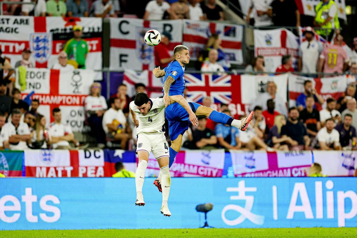 Declan Rice y Benjamin Sesko luchan por un balón durante el Inglaterra - Eslovenia de la fase de grupos de la Eurocopa.