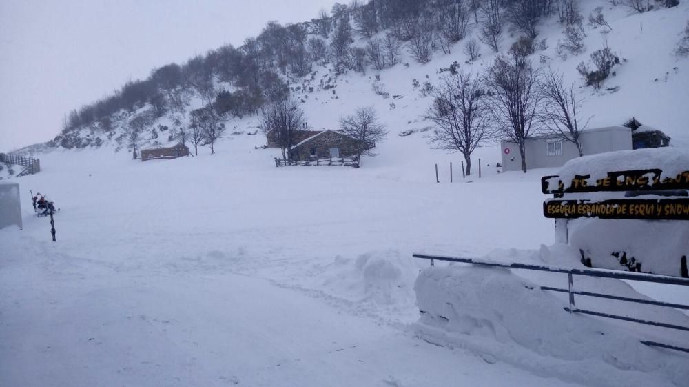 Nieve en el refugio de Vega de Urriellu