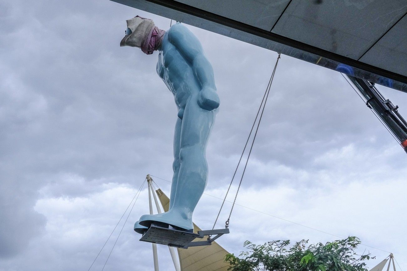 Instalación del Greetingman junto al Muelle Santa Catalina