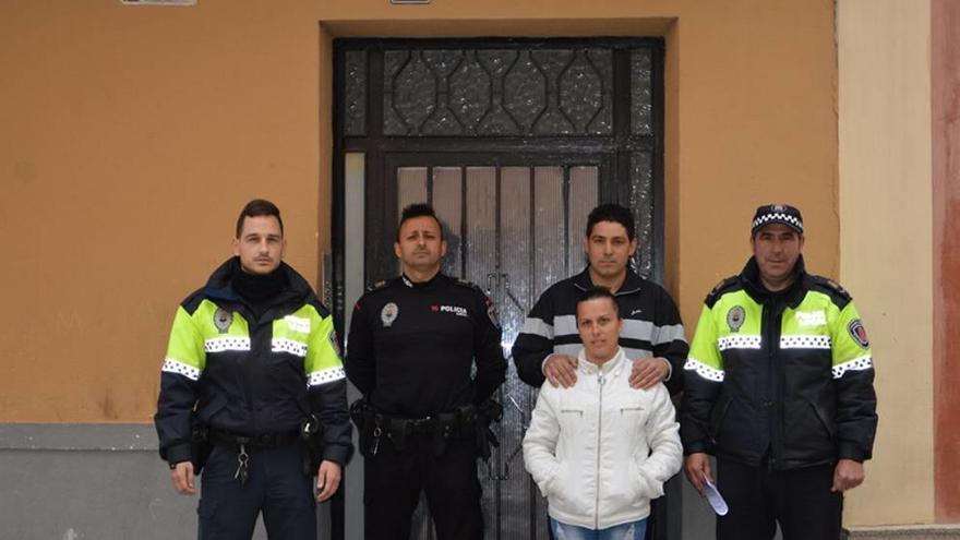 Policía, bomberos y vecinos logran apagar un incendio en una vivienda de Blanca