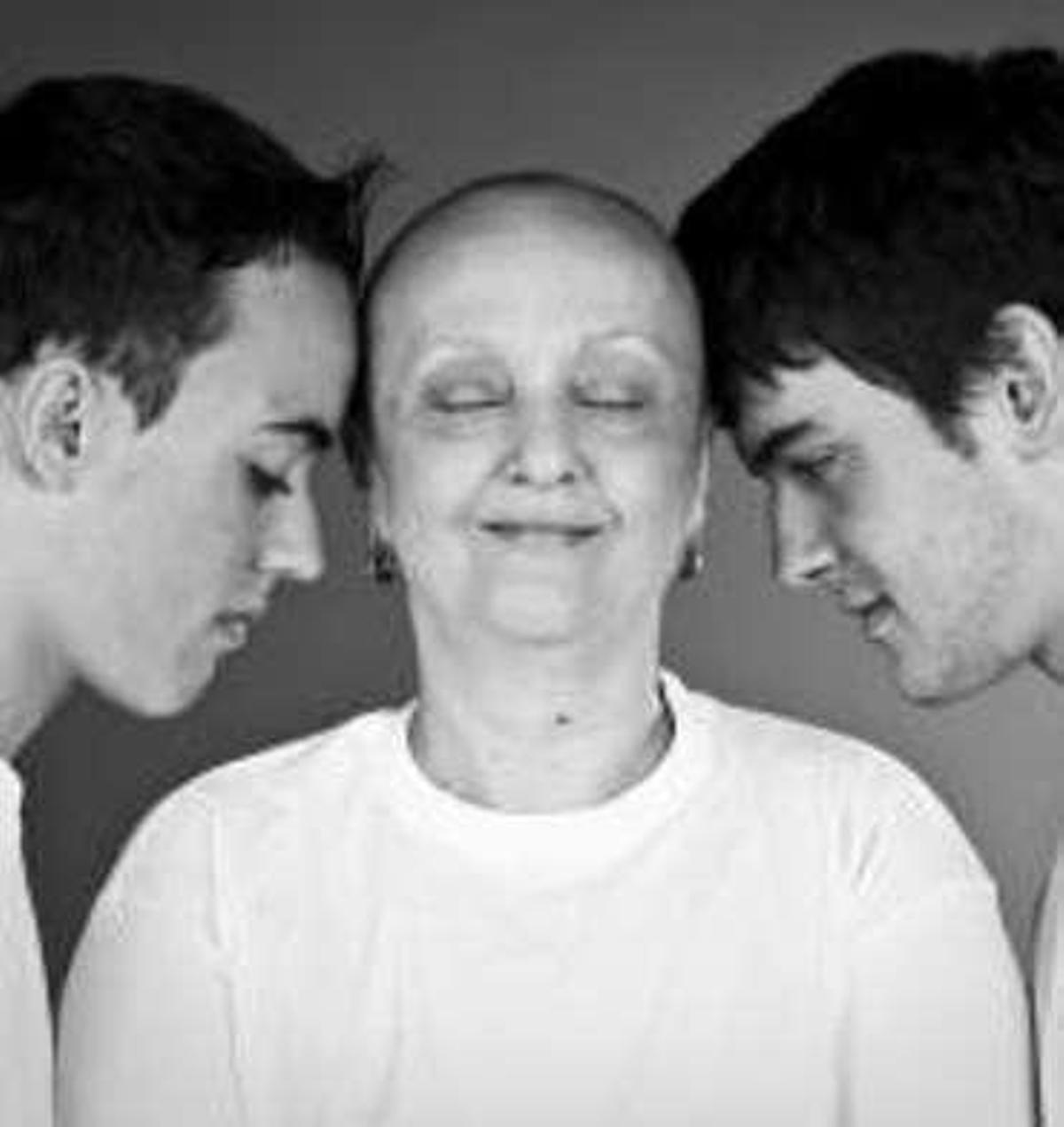 Fina Acuña. junto a sus hijos.