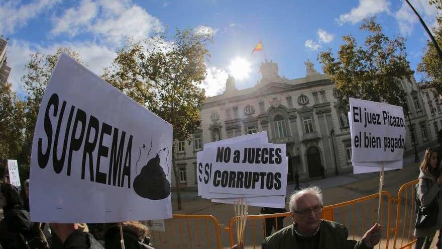 Protesta esta semana ante la sede del Tribunal Supremo por su fallo sobre el impuesto de las hipotecas.