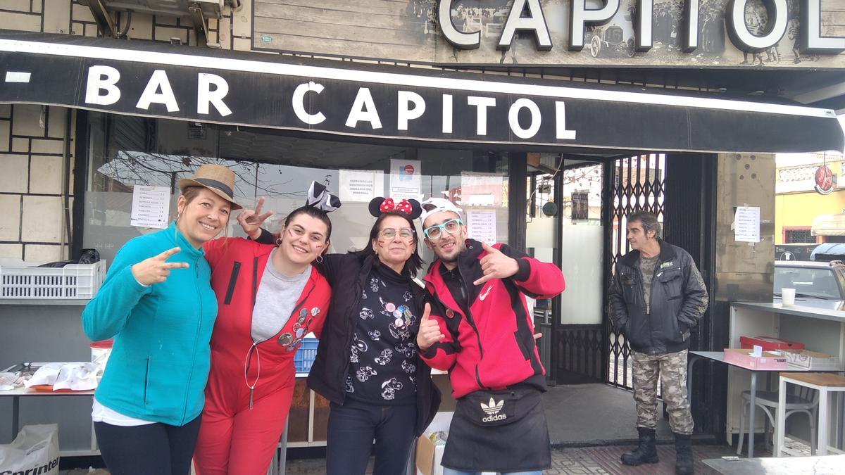 En el bar Capital han vendido 300 bocadillos desde las seis de la mañana.