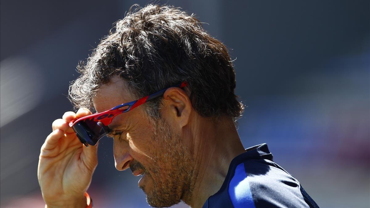 rpaniagua38514250 fc barcelona s coach luis enrique adjusts his sunglasses dur180206104723