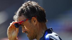 rpaniagua38514250 fc barcelona s coach luis enrique adjusts his sunglasses dur180206104723
