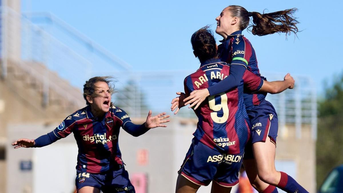 Las jugadoras del Levante celebran el gol de Eva Alonso