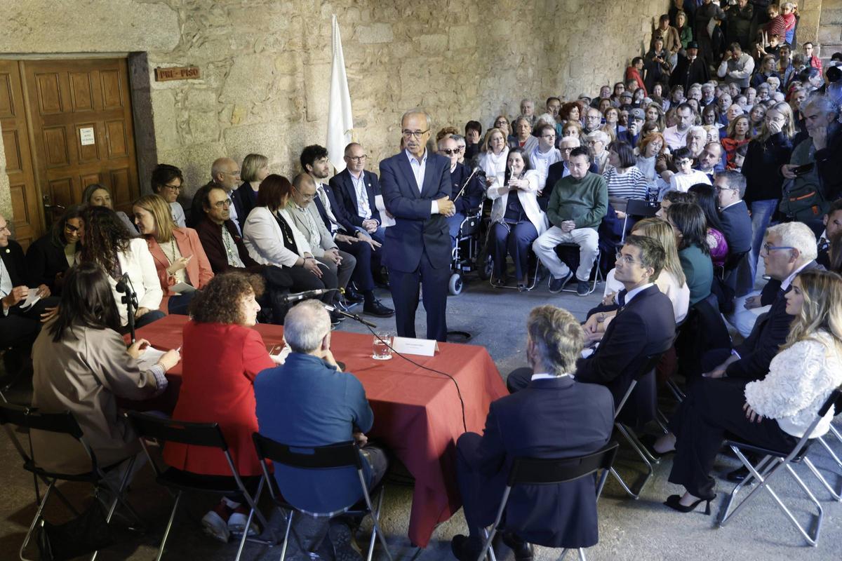 O pleno simbólico celebrouse no claustro do antigo convento mercedario.