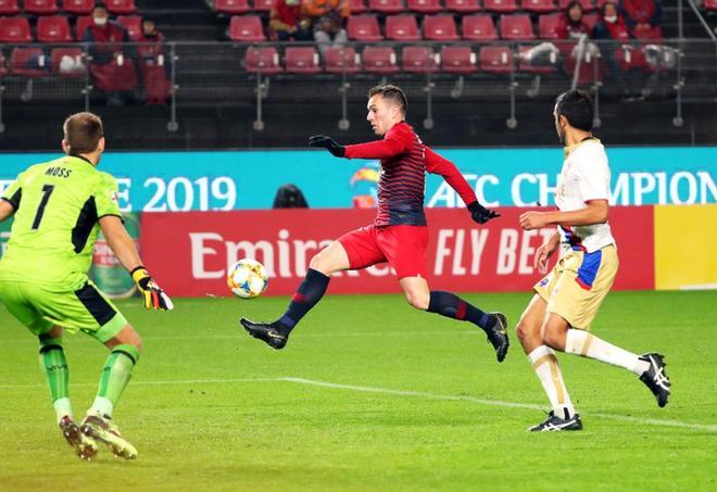 El centrocampista brasileño del Kashima Antlers, Serginho (c), marca el 4-1 durante un encuentro entre el Kashima Antlers y el Newcastle Jets perteneciente al playoff de la Liga de Campeones Asiática (AFC) disputado este martes, en Kashima (Japón).