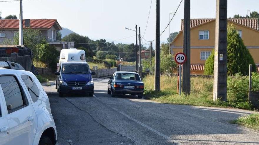 El tramo pendiente de reforma de la Estrada do Galleiro, en la parroquia de Vilar de Infesta.  // FdV