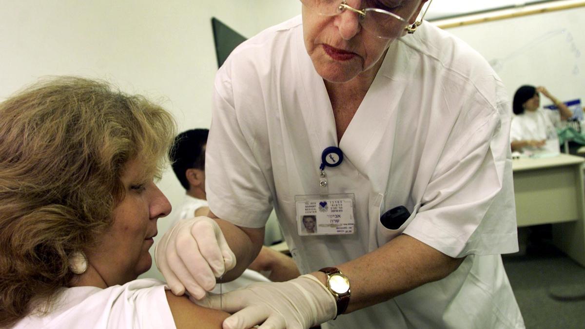 Una enfermera administra una vacuna en el hospital de Tel Aviv.