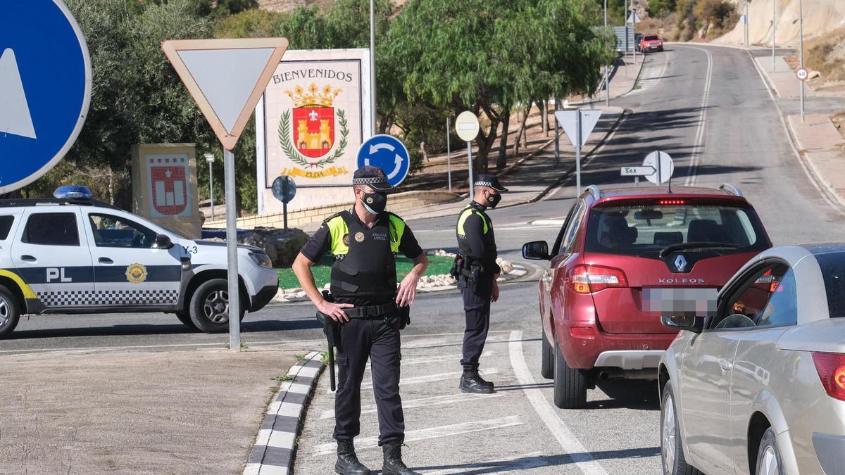 Agentes de la Policía Local de Elda controlando el acceso a la ciudad a través de La Torreta.