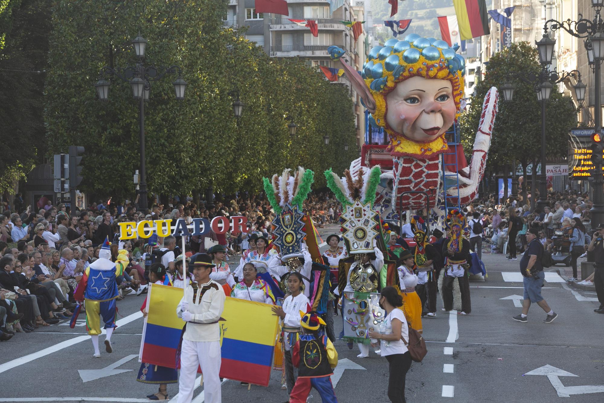 En Imágenes: El Desfile del Día de América llena las calles de Oviedo en una tarde veraniega