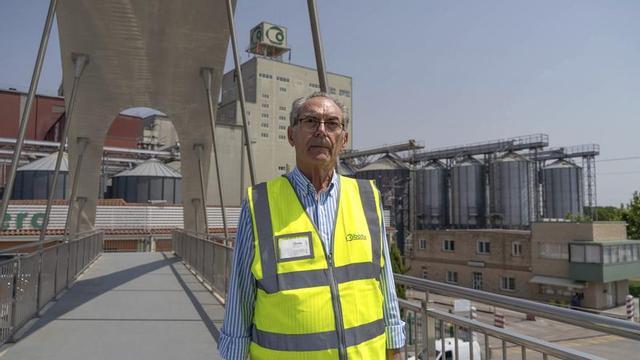 Rafael Sánchez Olea en la pasarela que cruza la carretera y comunica las instalaciones centrales de Cobadu. | LUCAS ANTA