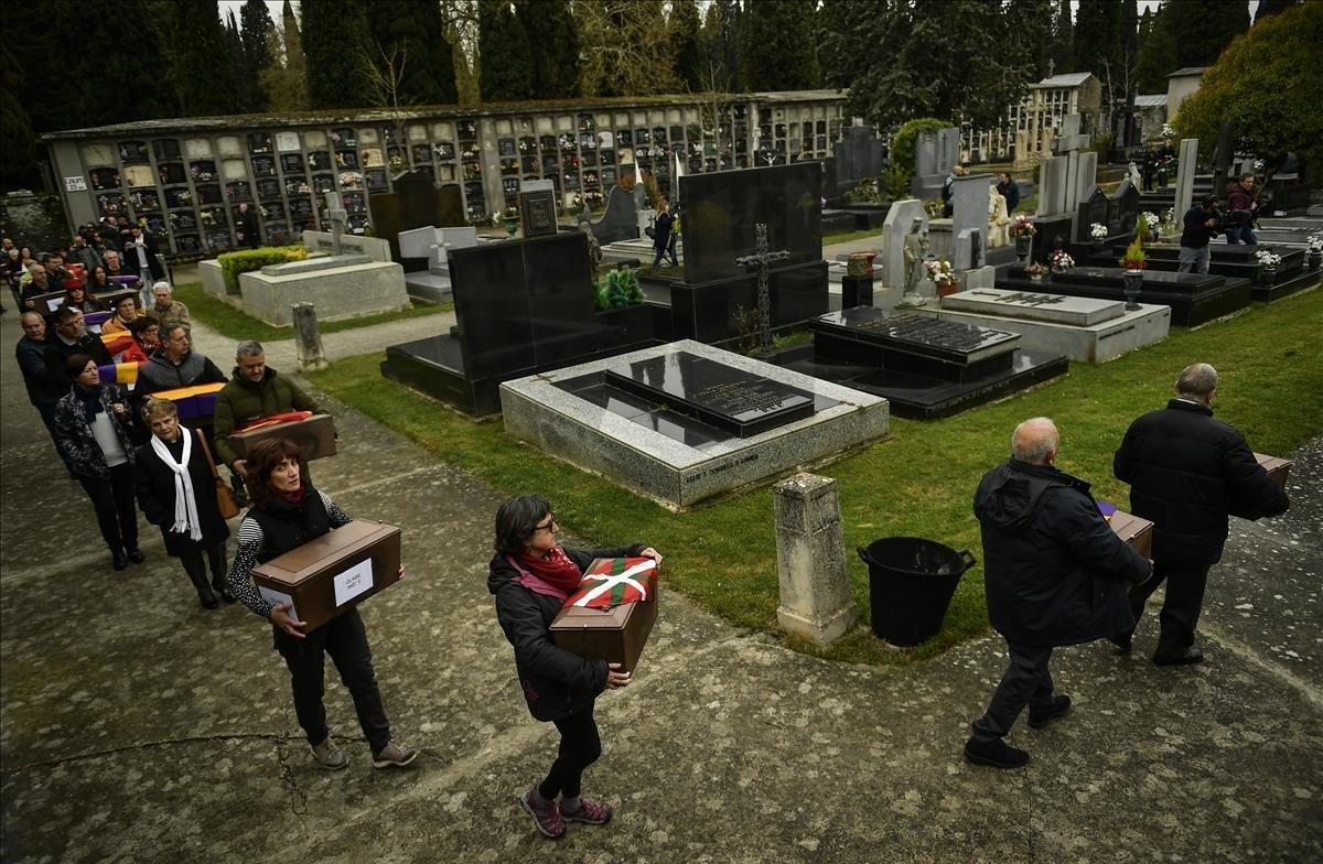 Familiares y amigos cargan los ataúdes de algunos de los 46 personas no identificadas que murieron durante la Guerra Civil Española en el cementerio de San José en Pamplona.