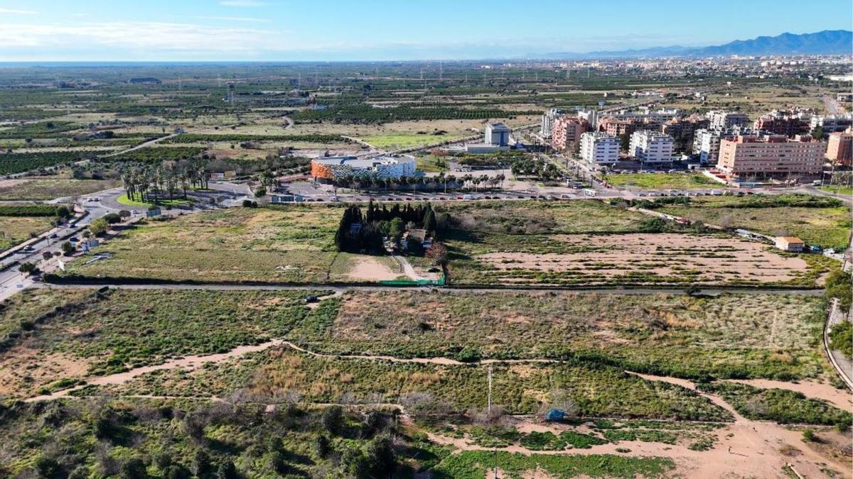Terrenos, en primer plano, donde se construirá el megaparque Censal.