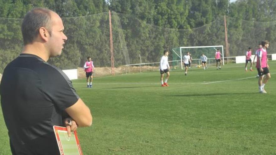 José Alberto observa el entrenamiento de ayer.