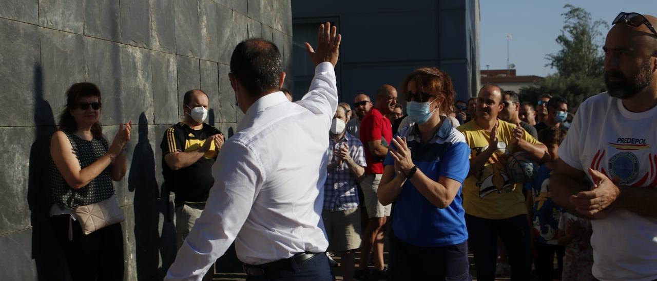 El policía encausado saluda a los compañeros que se concentraron este jueves para mostrarle su apoyo antes del inicio del juicio.