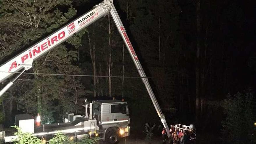 Grúa utilizada en la retirada de nidos en Caldas. // FdV