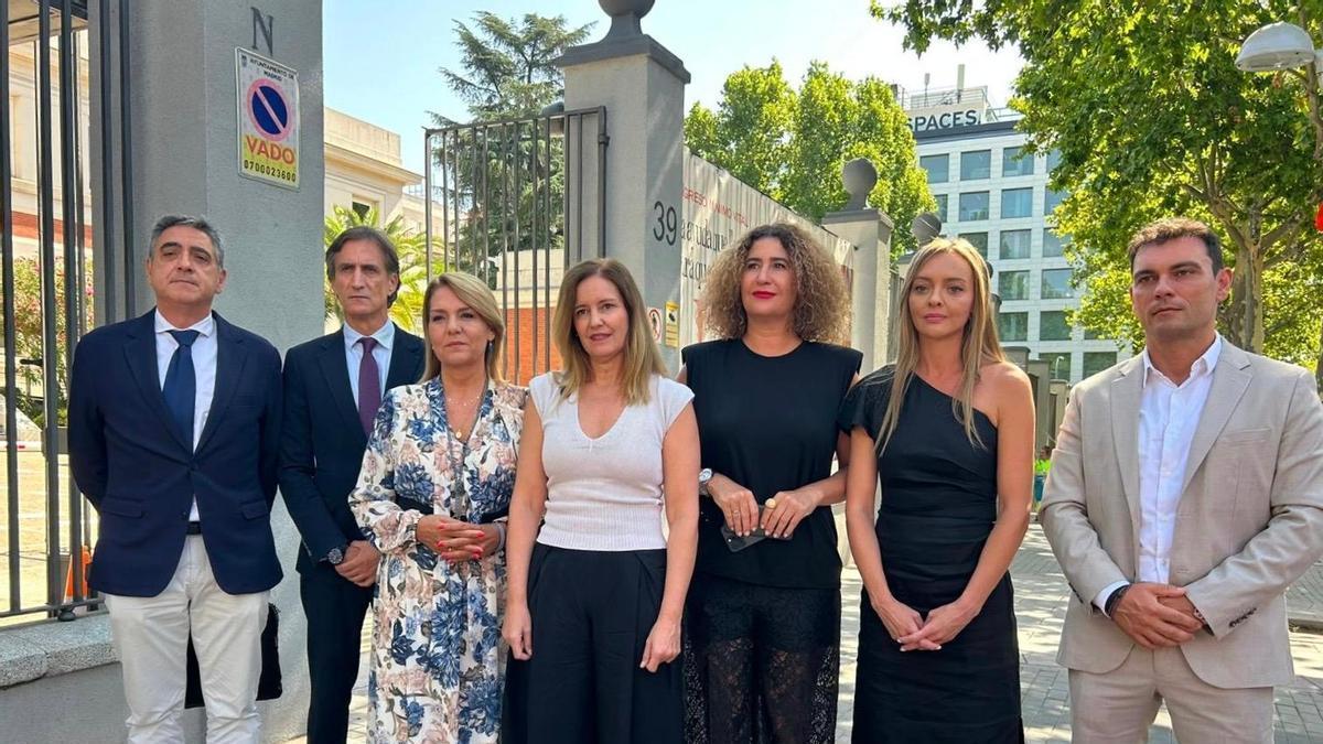 Manuel Pavón (dcha.), esta mañana junto a otros representantes del PP.
