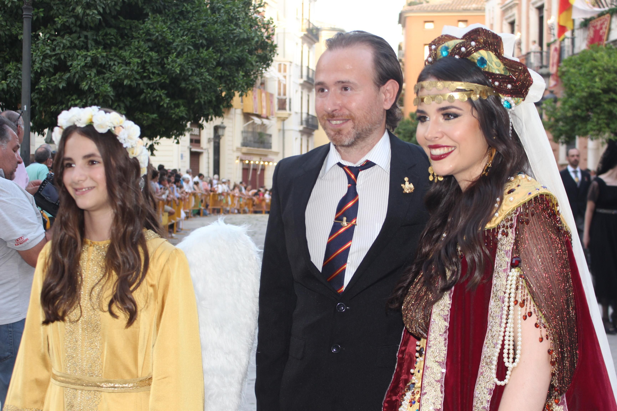 Carmen, Nerea, la reina de Saba y el Ángel del Desierto, en la procesión del Corpus