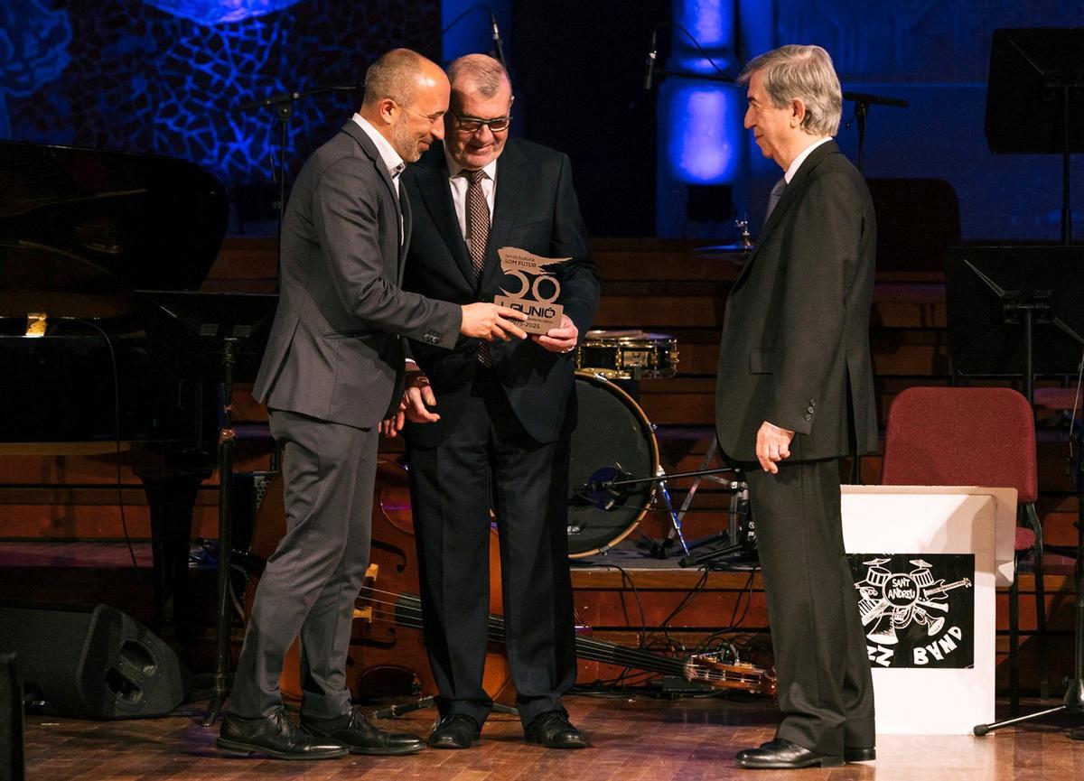L'alcalde de Manresa, Marc Aloy, recollint el guardó