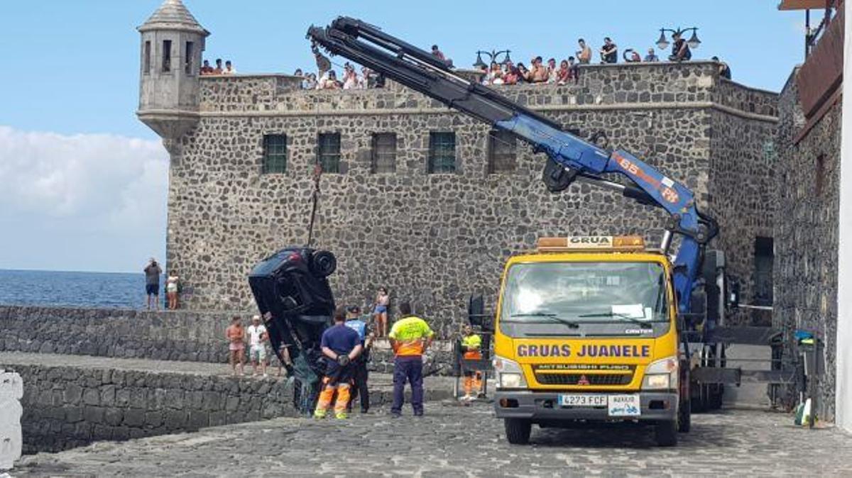 Gruas Juanele operando en el muelle del Puerto de la Cruz en 2019