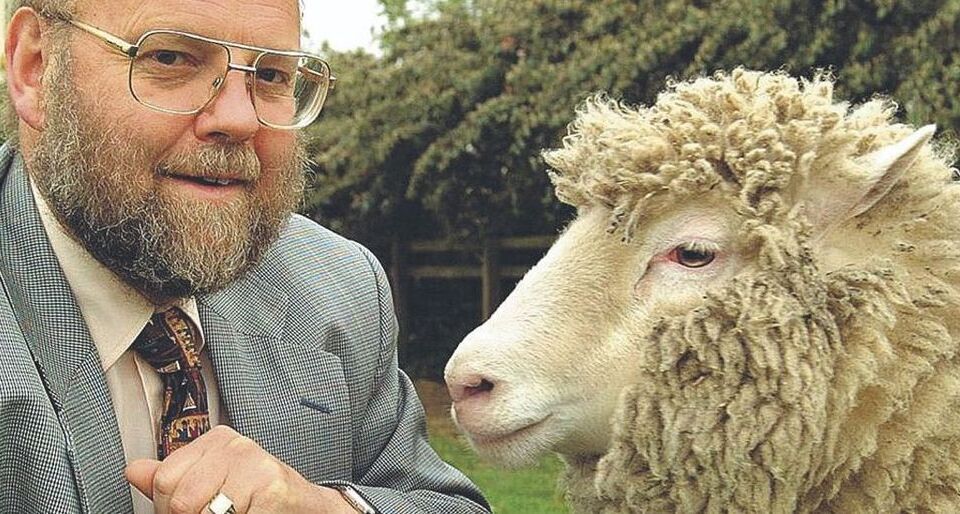 El profesor Ian Wilmut, con la oveja Dolly, en 1997.