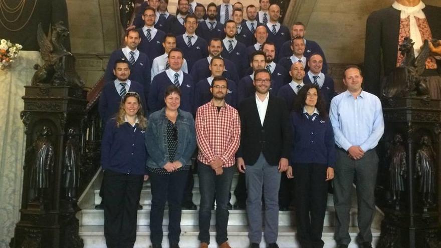 Los chóferes, ayer junto al alcalde y los responsables de la EMT.