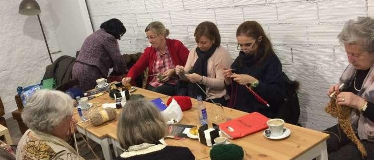 Un grupo de tejedoras solidarias en la cafetería Cataleya. // FdV