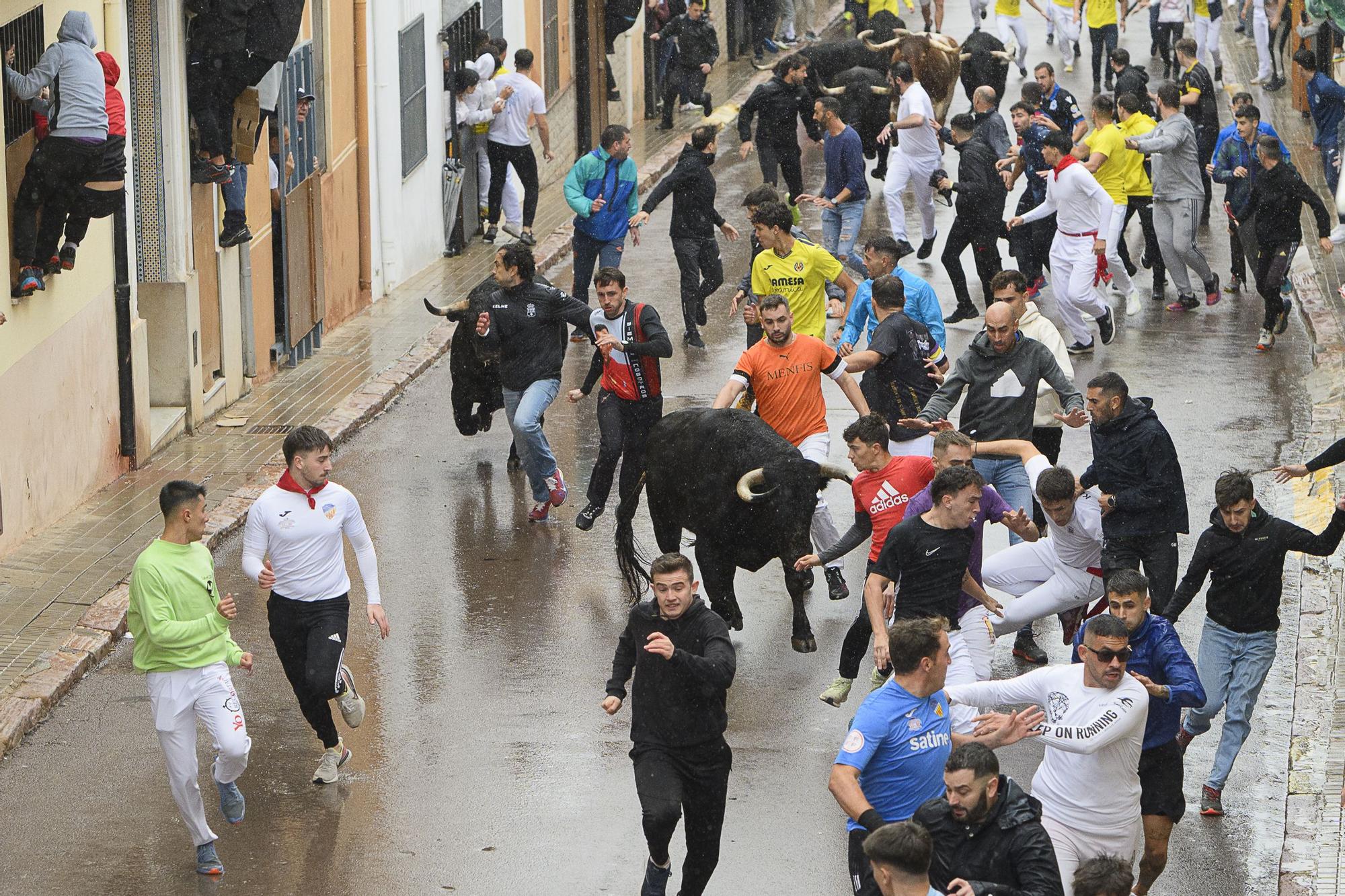 Velocidad y peligro en el histórico encierro de Victoriano del Río en la Vall d'Uixó