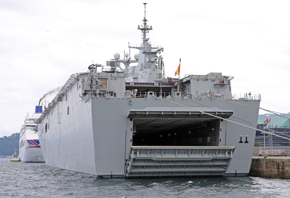 Cientos de personas han subido a bordo del portaeronaves más grande de la Armada española