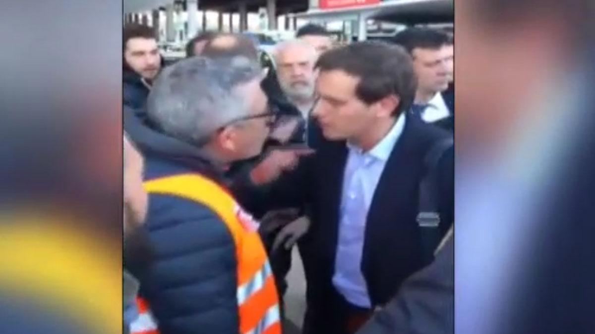 Escrache de los taxistas a Albert Rivera en la estación de Atocha en Madrid.