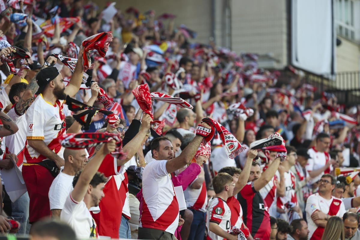 Aficionados del Rayo en un partido de la Conference en Vallecas.