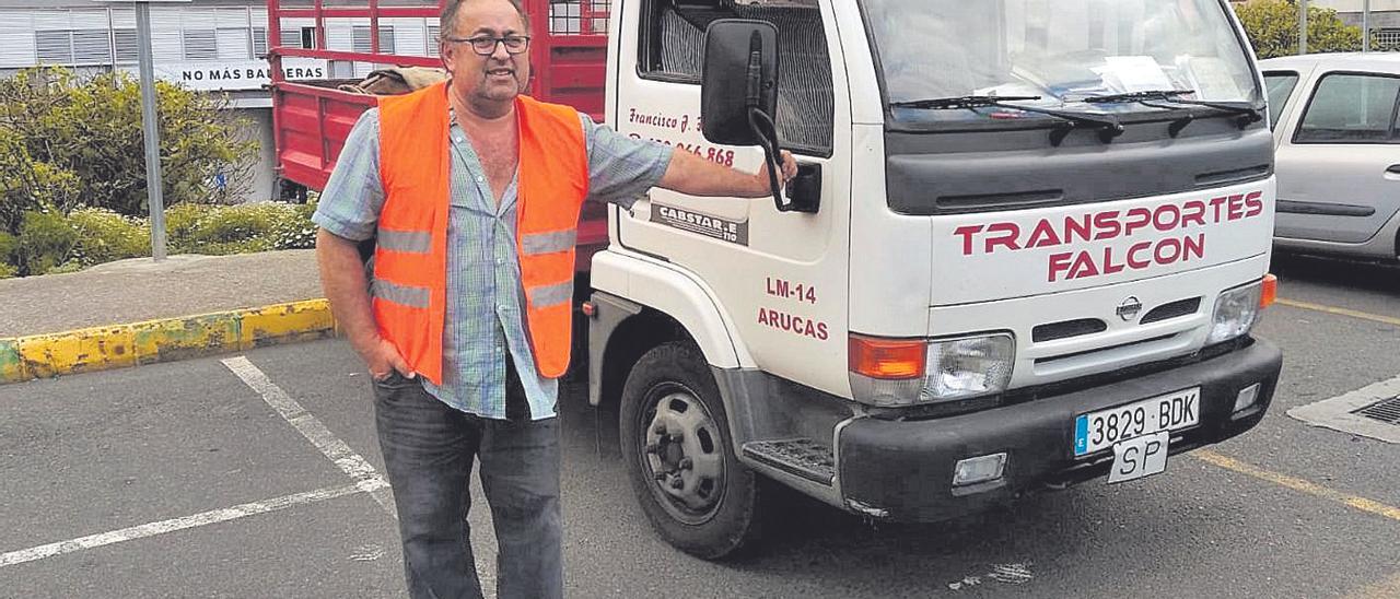 Francisco Falcón, junto a su camión en Arucas.