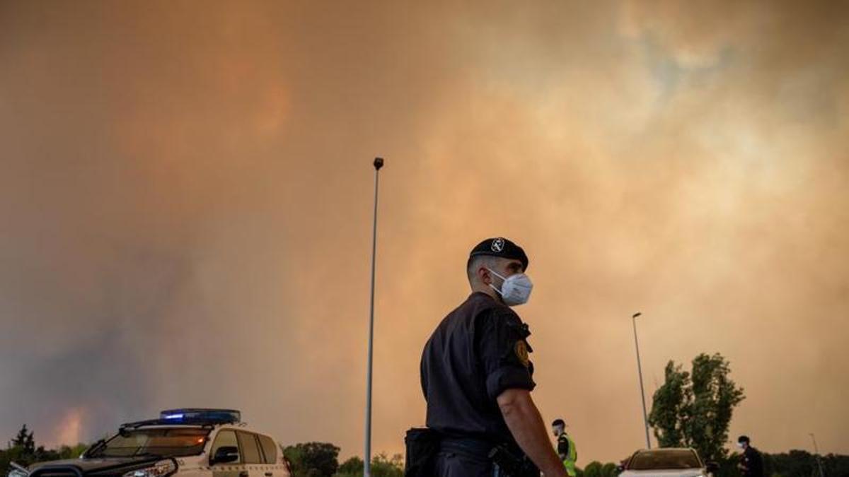 Madrid vive su gran pesadilla ante el fuego con más de 60.000 desplazados y confinados y en medio de una bronca política