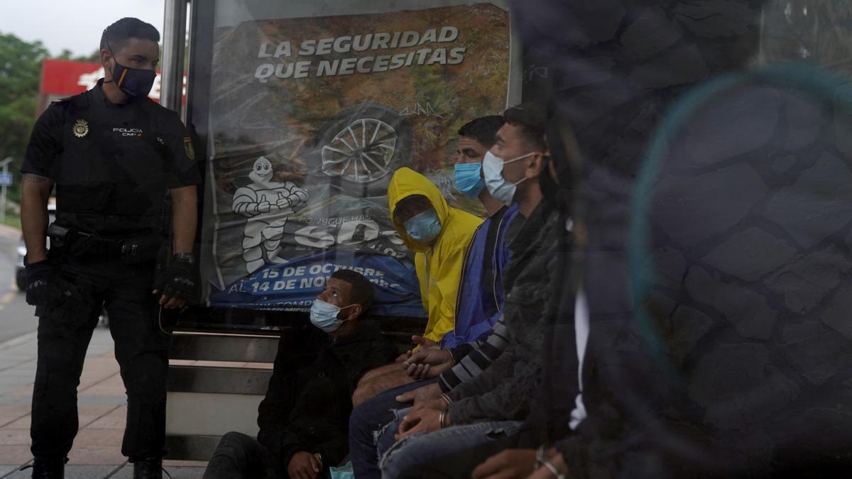 Detenidos decenas de migrantes en Ceuta para identificarlos y hacerles PCRs