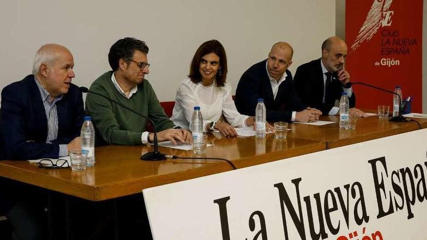 Desde la izquierda, Francisco García, Roberto Fernández, María Mitre, Secundino González y Antonio Corripio, en el Club del periódico.