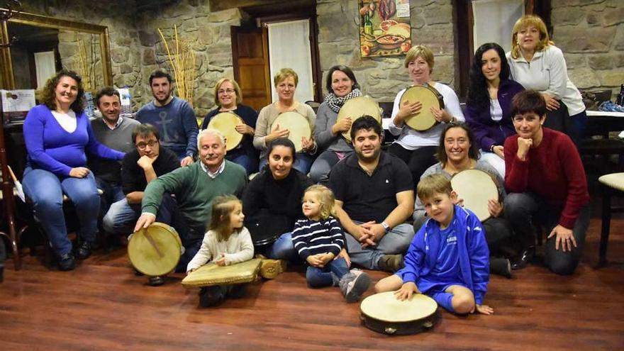 Participantes en el curso de baile tradicional en Puente Seaza (Grado).